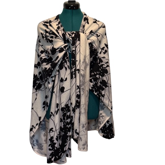 Neiman Marcus 100% Cashmere Floral Pashmina Wrap Scarf Cream Black Size OS - Picture 1 of 8